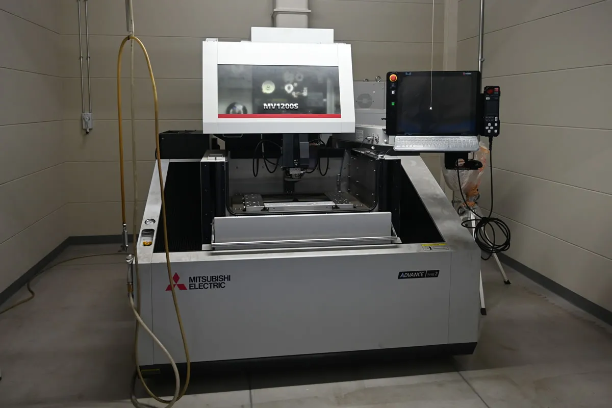 ワイヤ放電加工機